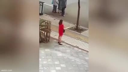 Video - Clip: Cầm dao tự tử, cô gái bị cảnh sát hạ gục trong vòng 2 giây
