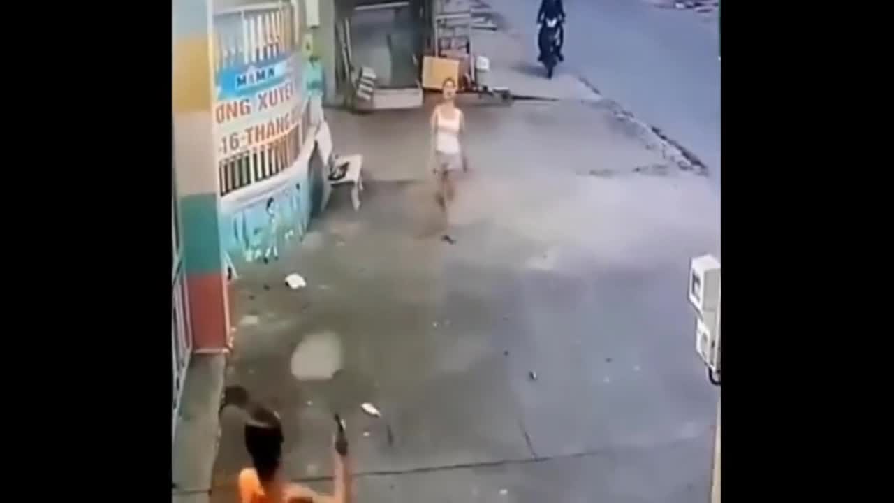 Video - Clip: Đang đánh cầu lông, người phụ nữ bị cướp giật dây chuyền