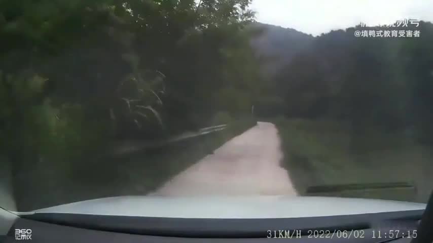 Video - Clip: Kinh hoàng cảnh xe máy tông trực diện ô tô ở ngay khúc cua