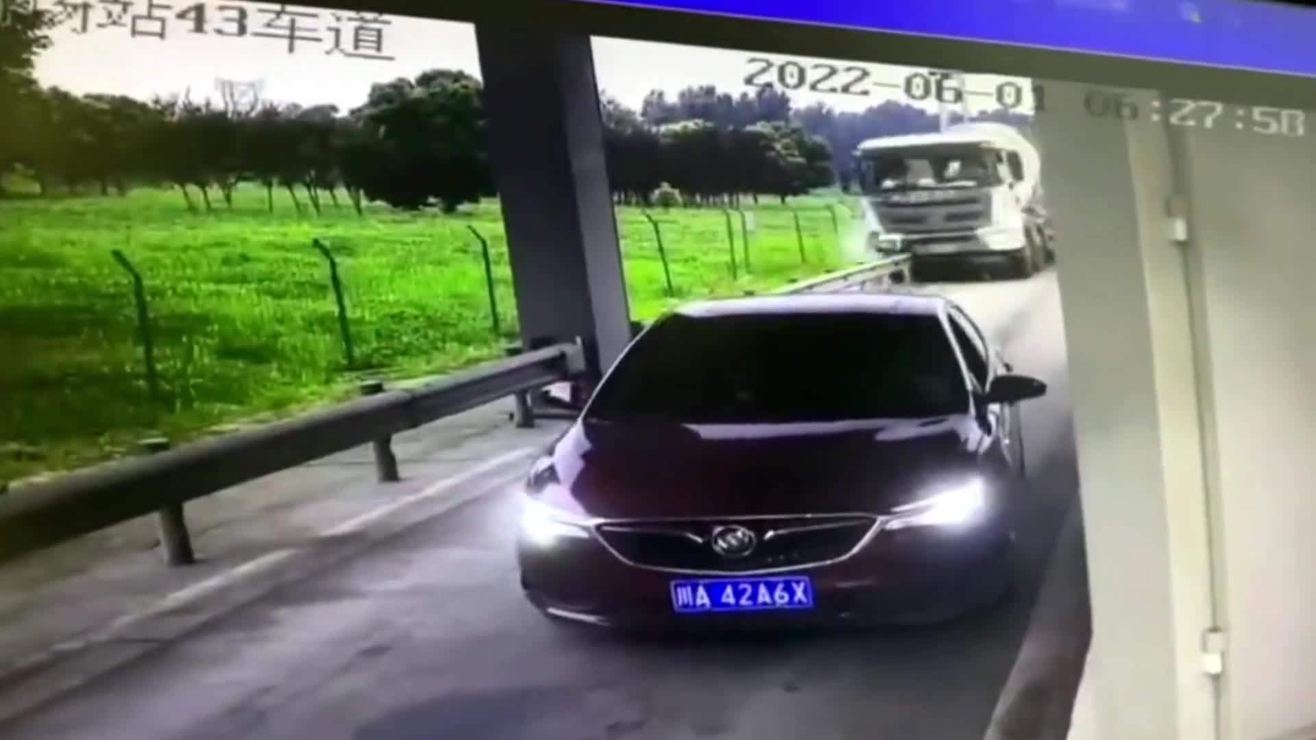 Video - Clip: Xe bồn chở xi măng bất ngờ mất lái, tông sập trạm thu phí