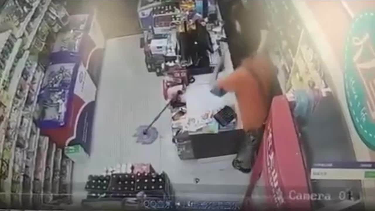 Video - Clip: Cầm dao đi cướp, nam thanh niên bị phang 6 chai bia vào đầu