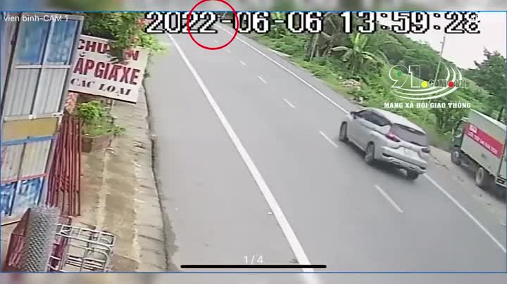 Video - Clip: Kinh hoàng cảnh xe máy chạy lấn làn, tông trực diện vào đầu ô tô