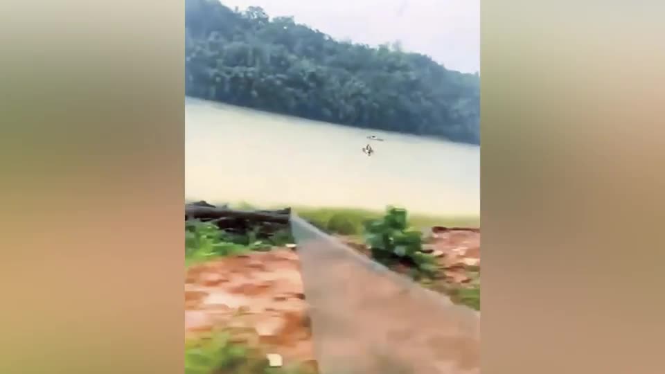 Video - Clip: Sét đánh trúng thuyền, người đàn ông rơi xuống sông mất tích