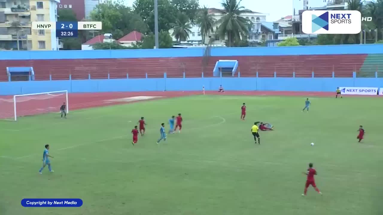Video - Clip: Bị phạt thẻ đỏ, cầu thủ Bình Thuận đánh trọng tài ngay trên sân