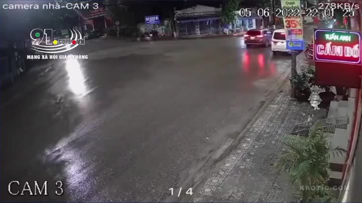 Video - Clip: Kinh hoàng cảnh xe máy phóng nhanh tông trực diện ô tô ở ngã 3
