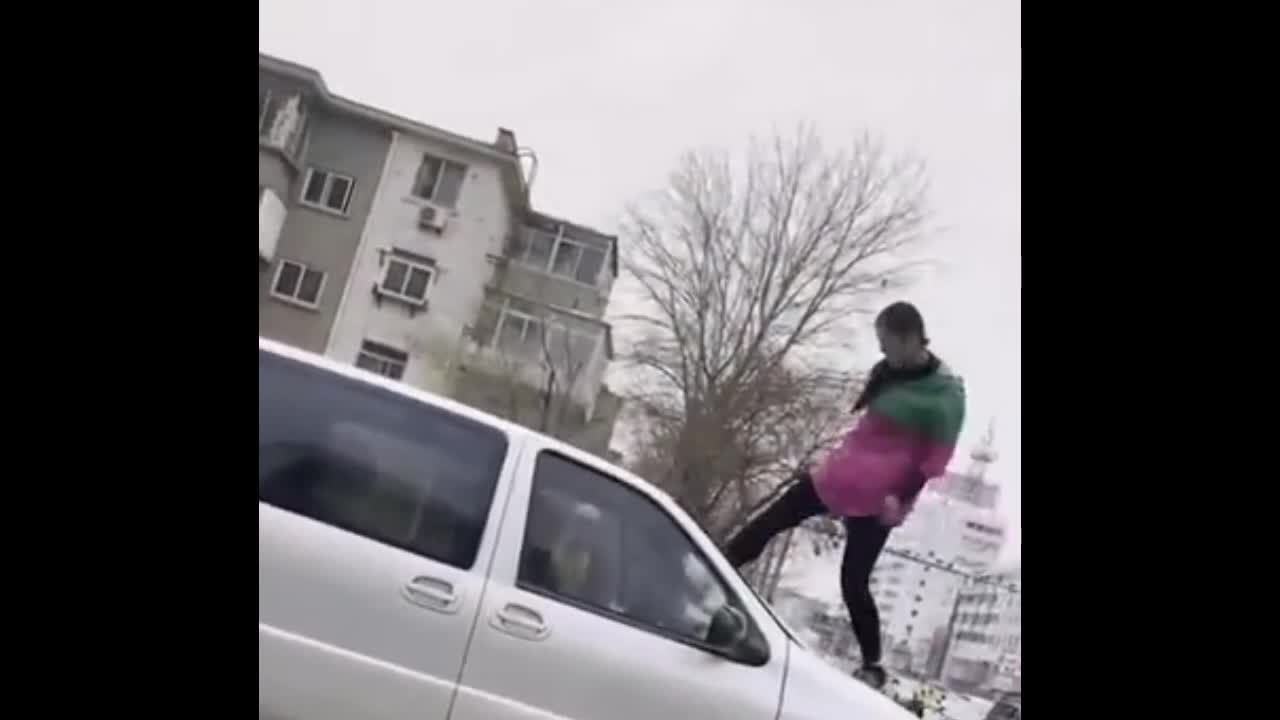 Video - Clip: Vợ đạp vỡ kính chắn gió, 'xử lý' bồ nhí của chồng ngay giữa phố 