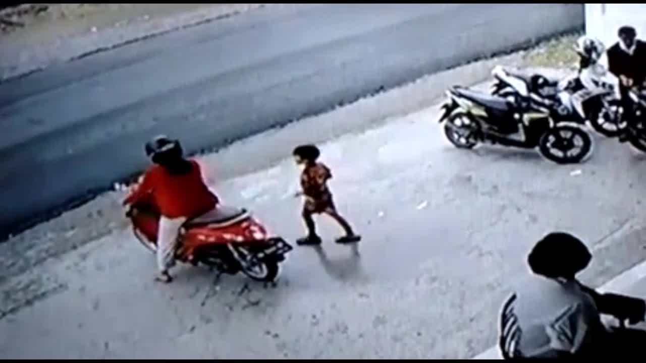 Video - Clip: Bất cẩn để con trai vặn trúng tay ga, 2 mẹ con lao vào xe tải