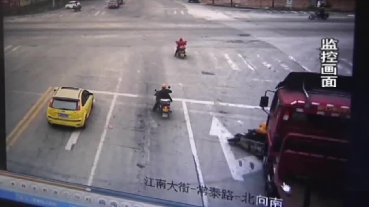 Video - Clip: Va chạm, người đàn ông thoát chết khó tin dưới gầm xe tải