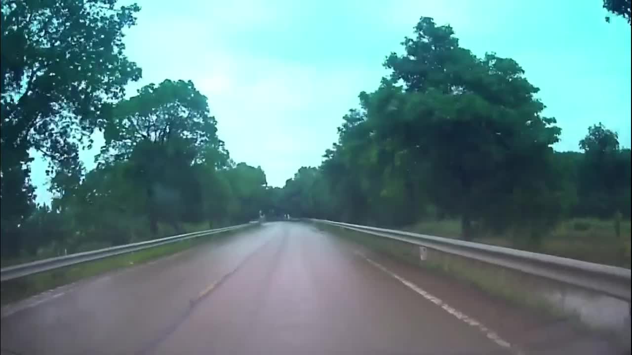 Video - Clip: Vượt ẩu ngay khúc cua, người đàn ông say rượu lao vào đầu ô tô