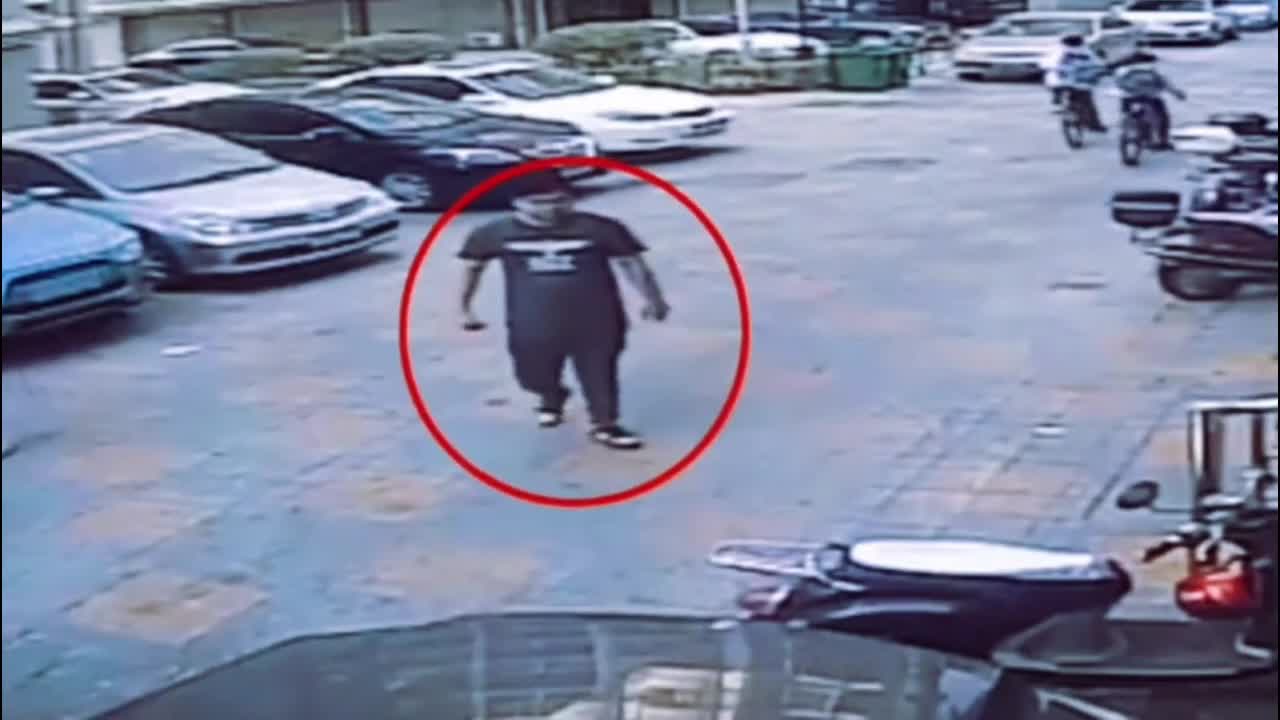 Video - Clip: Tranh cãi chỗ đỗ xe, người đàn ông nhấn ga tông gục người phụ nữ