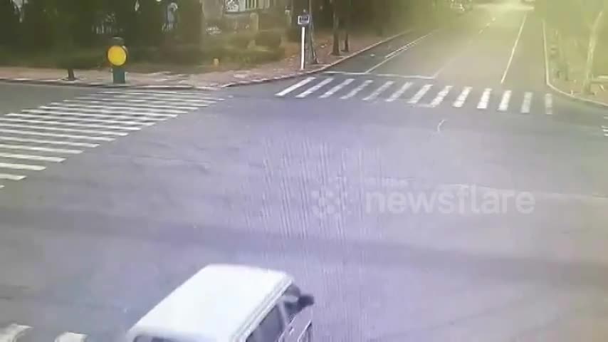 Video - Clip: Va chạm kinh hoàng giữa ngã tư, 2 mẹ con văng khỏi xe buýt