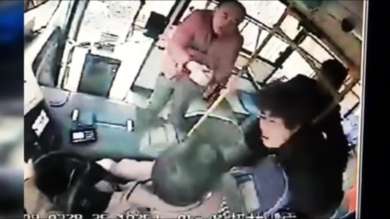 Video - Clip: Bị nhắc nhở hút thuốc, người phụ nữ dùng khăn siết cổ tài xế