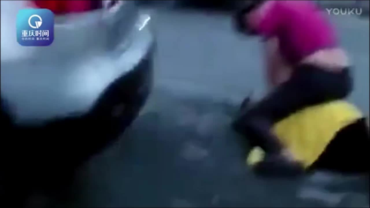 Video - Clip: Chồng trèo lên bụng, đánh vợ mang bầu 7 tháng dã man ngay giữa phố