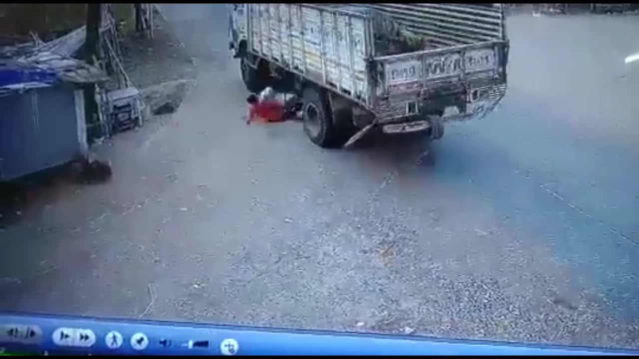 Video - Clip: Vào cua ẩu, 2 nam thanh niên lao thẳng vào gầm xe tải