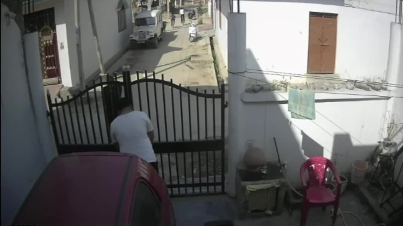 Video - Clip: Chồng bị côn đồ tấn công, vợ vác súng ra giải cứu và cái kết