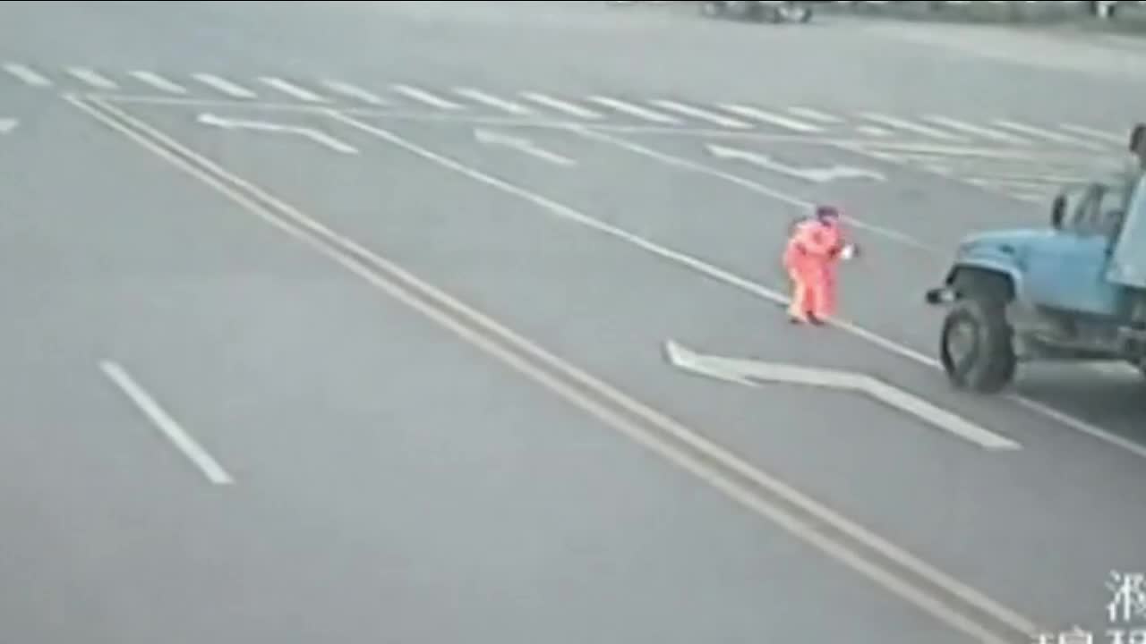 Video - Clip: Kinh hoàng cảnh xe tải lật nghiêng, suýt đè trúng nam công nhân
