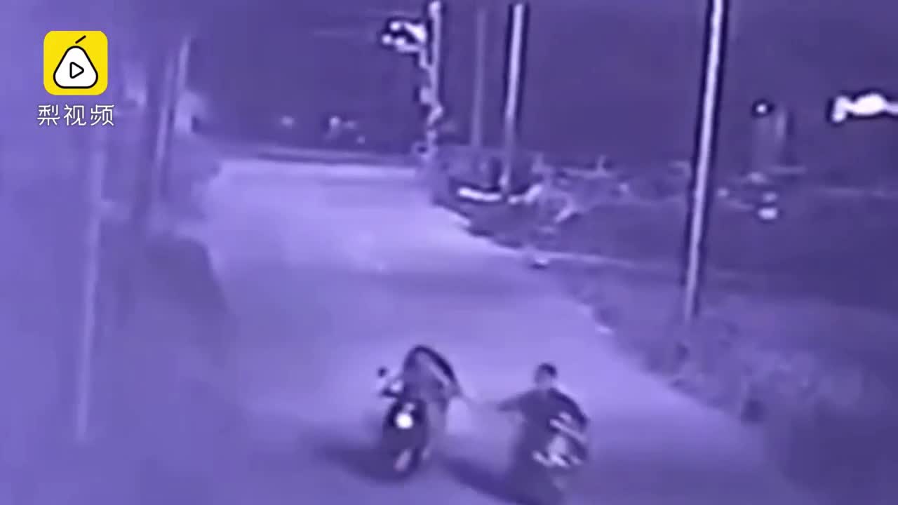 Video - Clip: Bị cướp túi xách 2 lần, cô gái 'phản đòn' cực gắt và cái kết