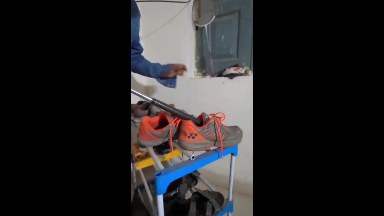 Video - Clip: Nghe tiếng rít lạ, thanh niên phát hiện rắn cực độc ở trong giày