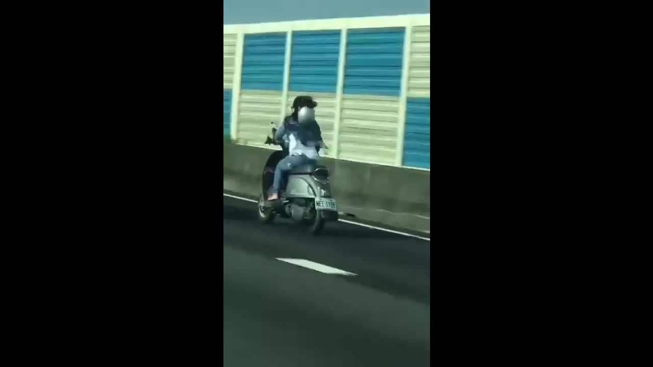 Video - Clip: Chạy cảnh sát, cô gái phóng bạt mạng trên đường cao tốc