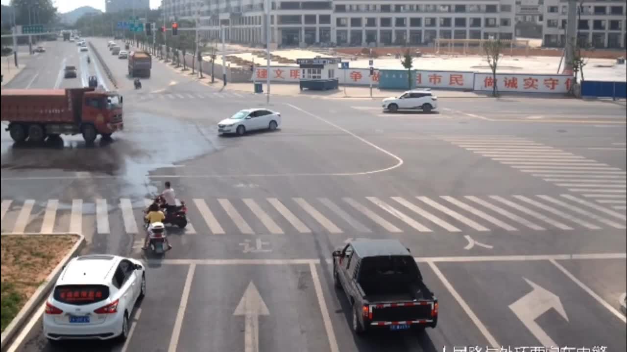 Video - Clip: Kinh hoàng cảnh xe tải lật nghiêng, suýt đè trúng ô tô con