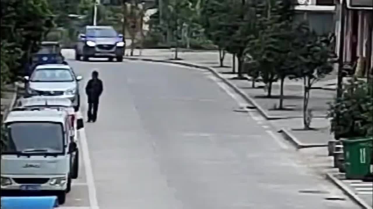 Video - Clip: Lao sang đường, người phụ nữ khiến em bé bay lên nóc ô tô