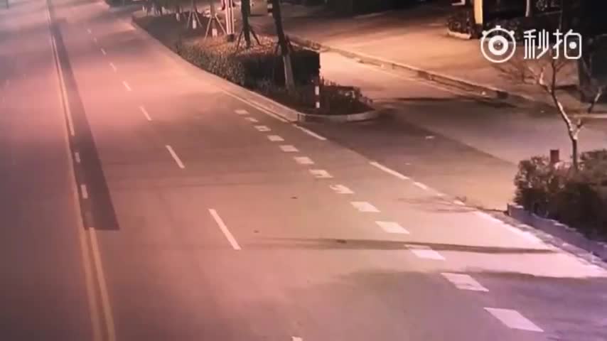 Video - Clip: Chở chồng say rượu về nhà, vợ 'đánh rơi' chồng ngay giữa đường