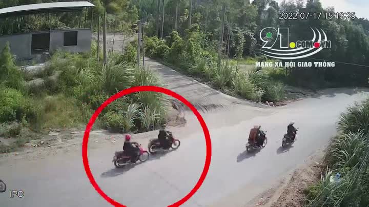Video - Clip: Kinh hoàng cảnh người đi xe máy bị ô tô tông bay lên nóc xe