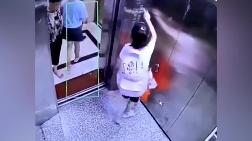 Video - Clip: Bị cửa thang máy va trúng, người phụ nữ lao tới tát bé gái