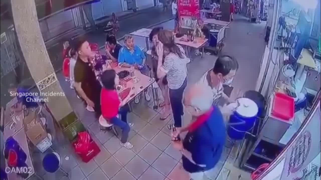 Video - Clip: Bị nhìn đểu, chủ hàng ăn tung 'liên hoàn cước' vào mặt khách