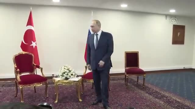 Thế giới - Ông Putin phải chờ gần 1 phút mới có thể bắt tay ông Erdoğan ở Iran