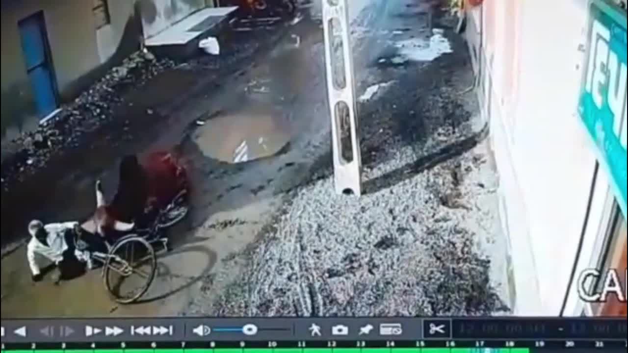 Video - Clip: Bò đực điên cuồng tấn công người đàn ông đi xe đạp