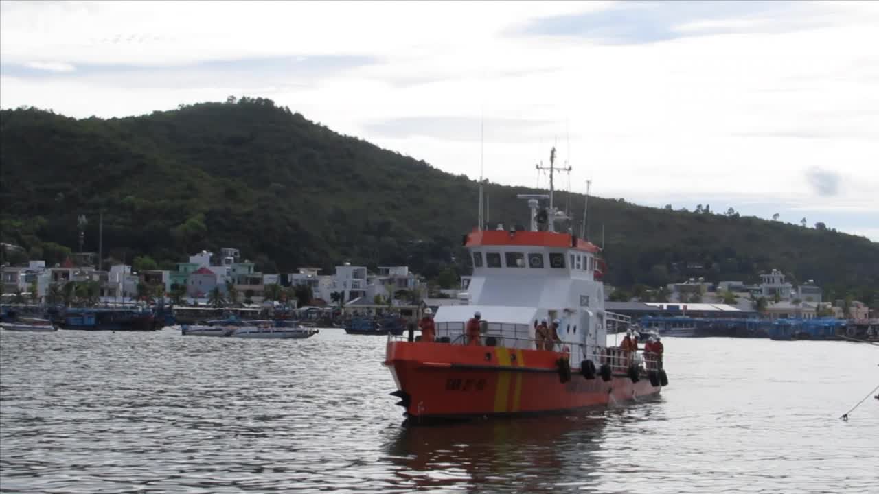 Dân sinh - Khánh Hòa: Xuyên đêm cứu nạn 4 thuyền viên tàu Bình Định bị chìm (Hình 7).