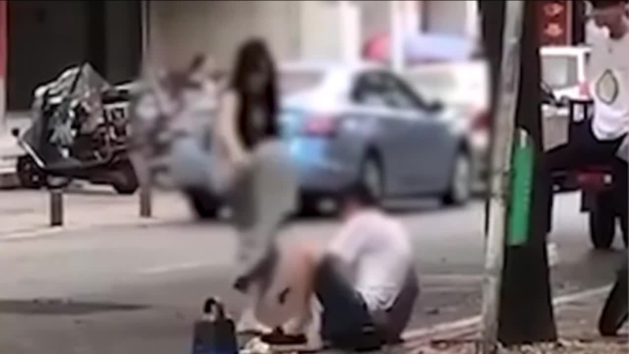 Video - Clip: Cô gái tung cước đánh bạn trai dã man giữa phố và lý do khó tin