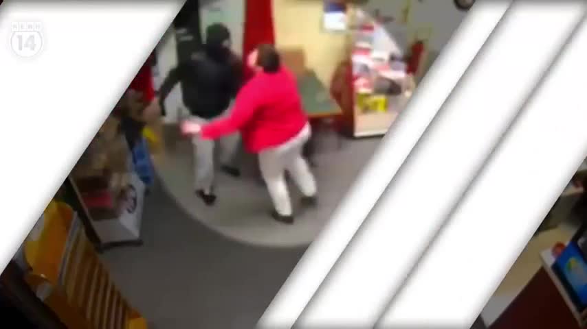 Video - Clip: Bị cướp đe dọa, người phụ nữ 'phản đòn' cực gắt và cái kết