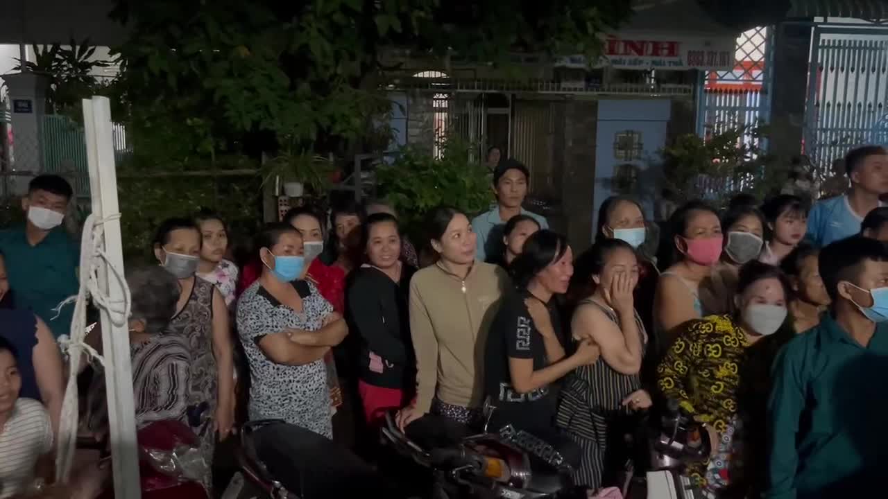 Dân sinh - Bình Thuận: Vỡ òa nước mắt người thân đón 3 ngư dân từ cõi chết trở về (Hình 4).