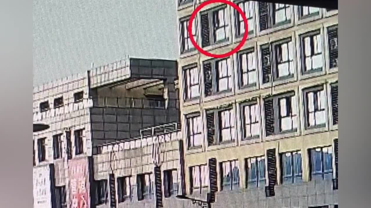 Video - Clip: Người đàn ông dùng tay không ôm gọn bé gái rơi khỏi tầng 5