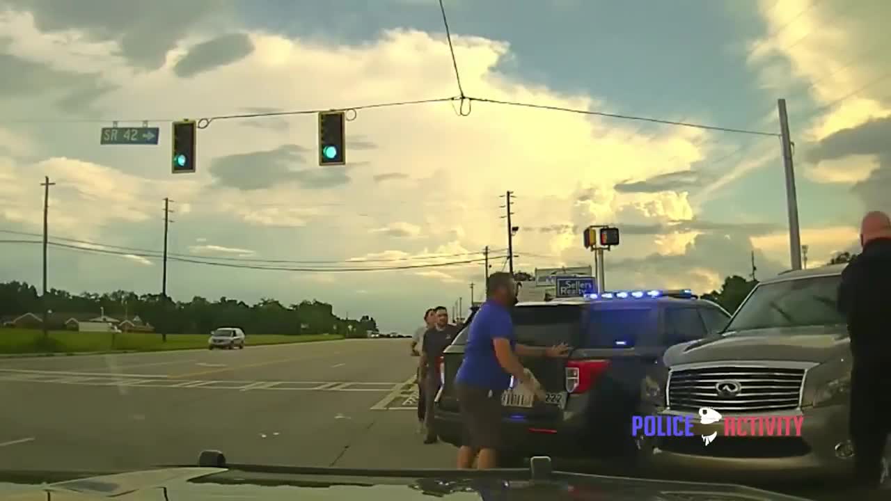 Video - Clip: Điên cuồng húc xe cảnh sát để bỏ chạy, nữ tài xế nhận kết đắng
