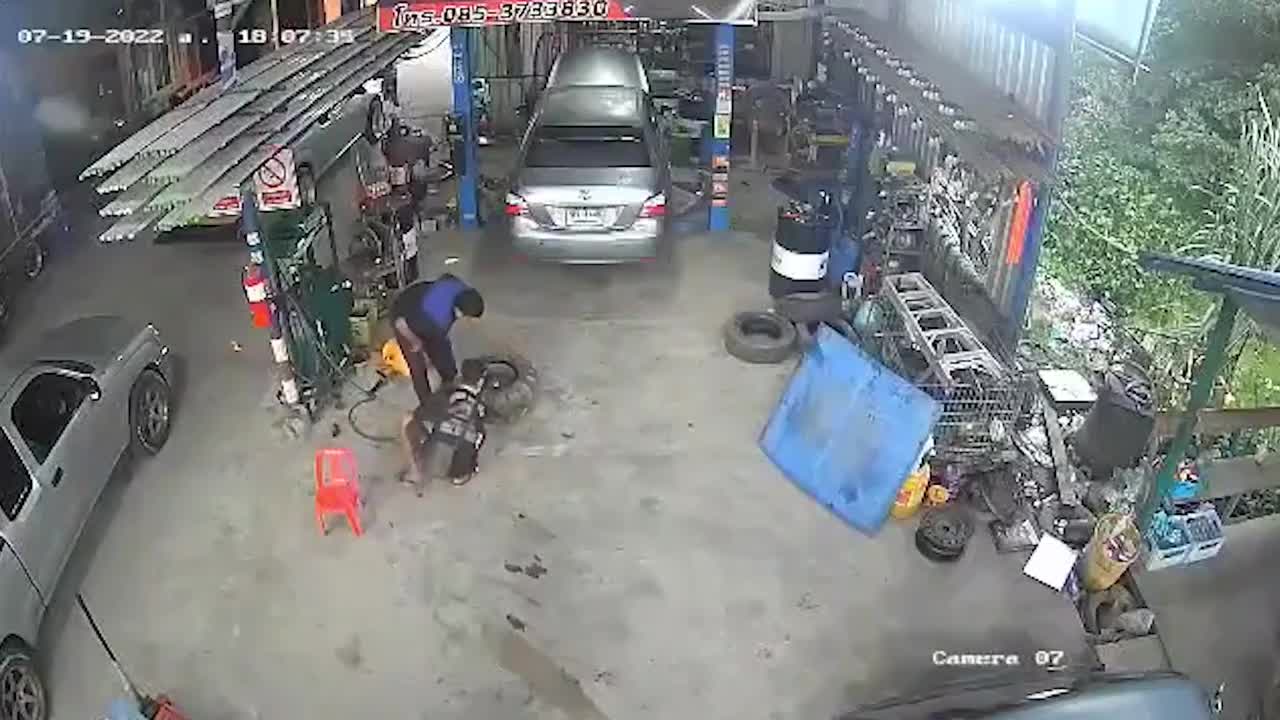 Video - Clip: Lốp ô tô phát nổ kinh hoàng, hất văng người đàn ông xuống đất