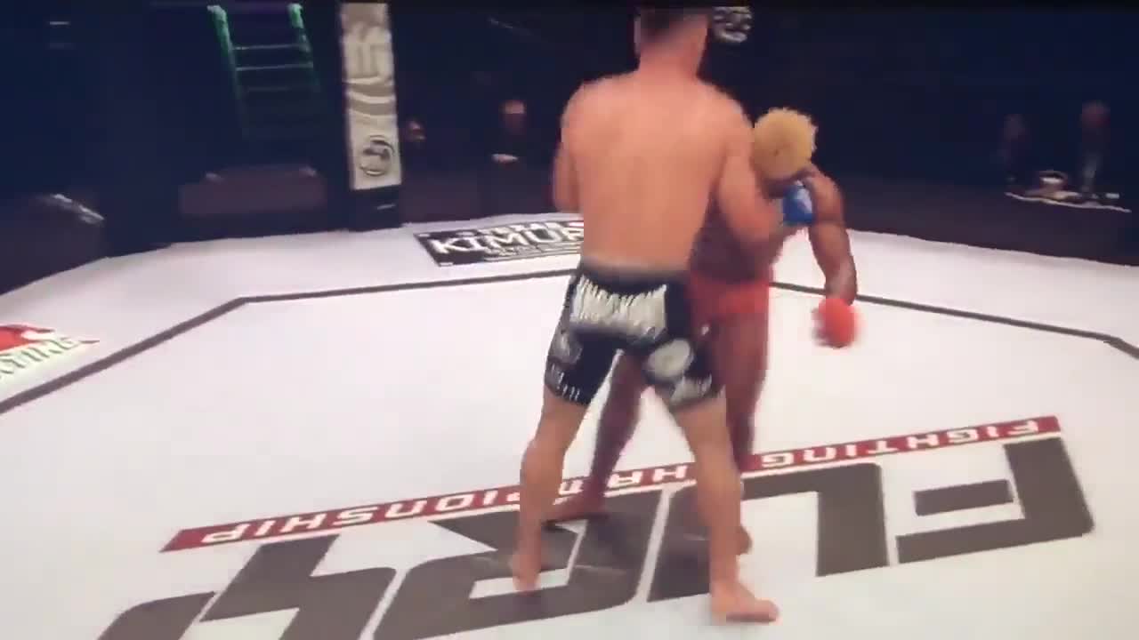 Video - Clip: Tung cú lên gối nhanh như chớp, võ sĩ MMA khiến đối thủ bất tỉnh