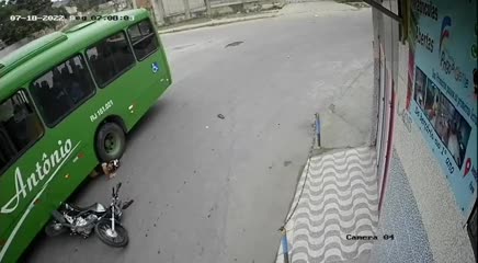 Video - Clip: Bị xe buýt chèn trúng đầu, nam thanh niên thoát chết khó tin