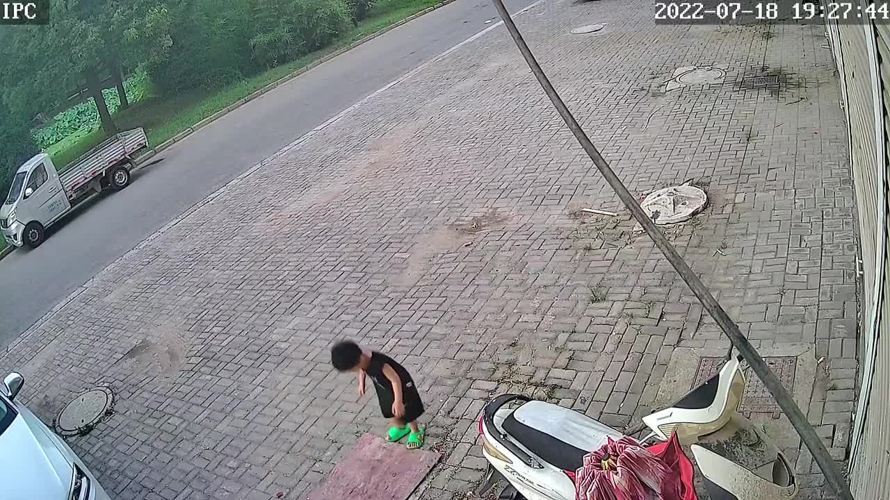 Video - Clip: Cháu trai rơi xuống cống, bà vội vàng lao xuống giải cứu
