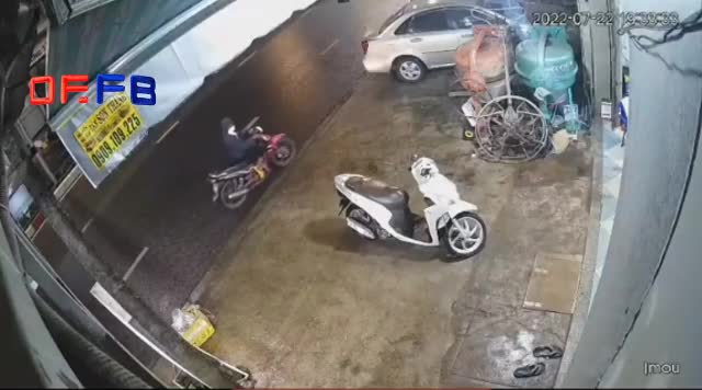 Video - Clip: Người đàn ông 'tung cước' hạ gục tên trộm như phim hành động
