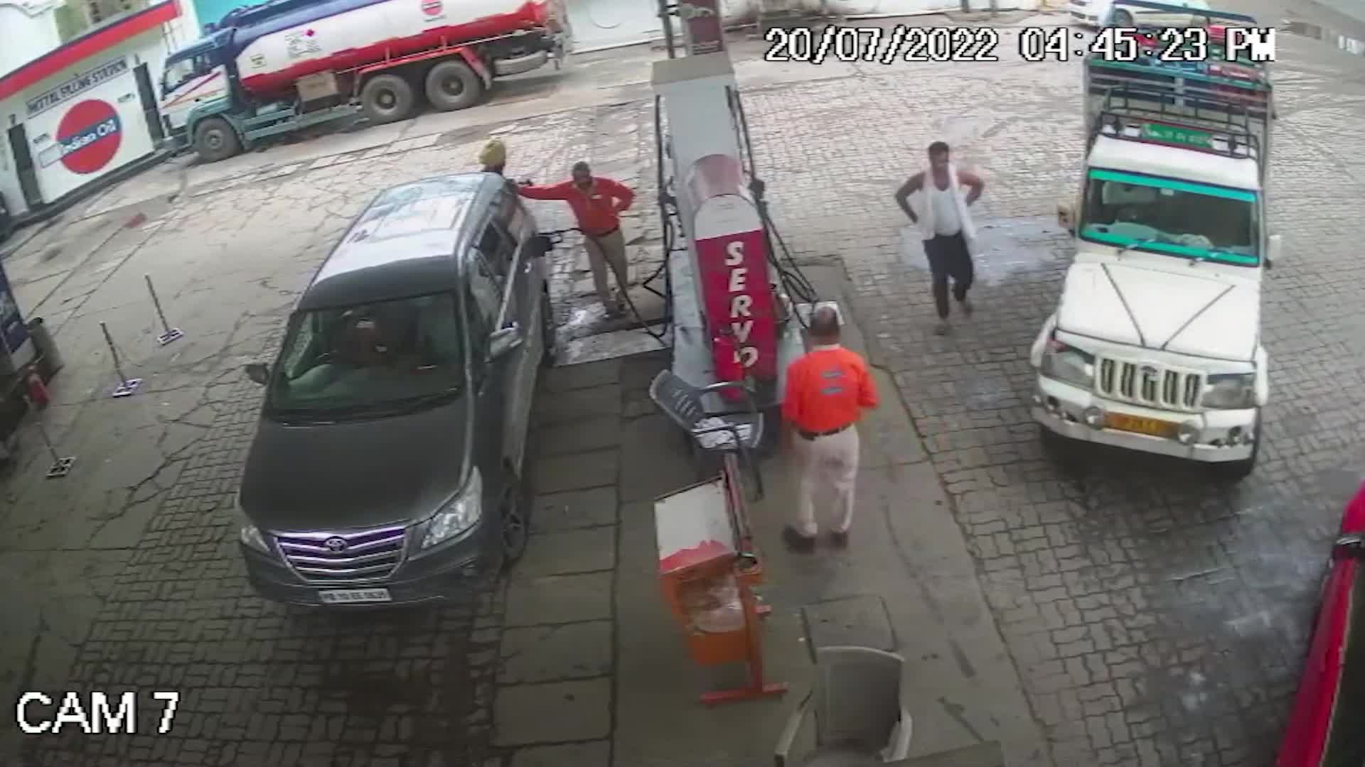 Video - Clip: Kinh hoàng cảnh xe buýt mất lái, lao thẳng vào trạm xăng