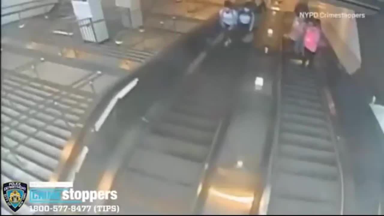 Video - Clip: Nam thanh niên 'tung cước' đá cô gái bay khỏi thang cuốn 