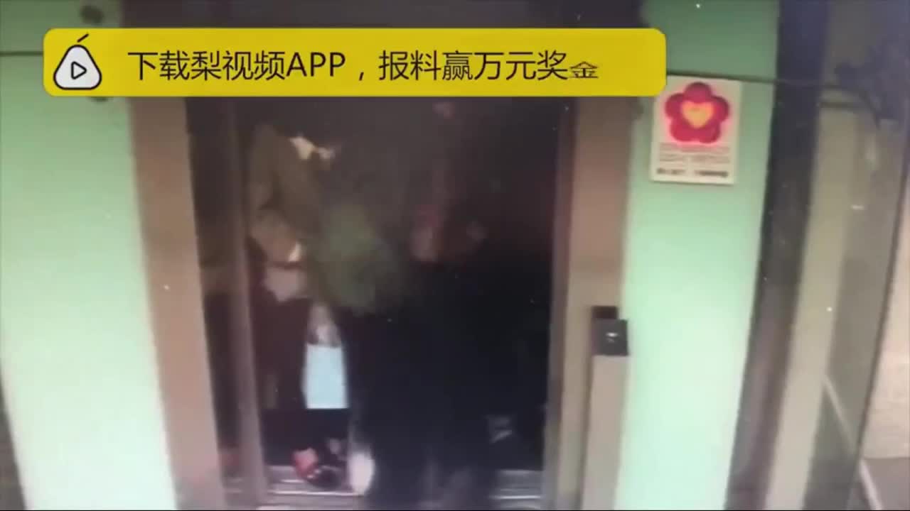 Video - Clip: Cố chen vào thang máy, cô gái bị người phụ nữ đánh 'sấp mặt'