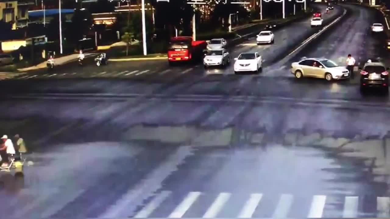Video - Clip: Tạt đầu xe tải, cô gái bị cuốn vào gầm và cái kết bất ngờ