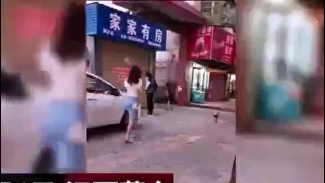 Video - Clip: Cô gái bị gã đàn ông túm tóc, đánh dã man ngay giữa phố