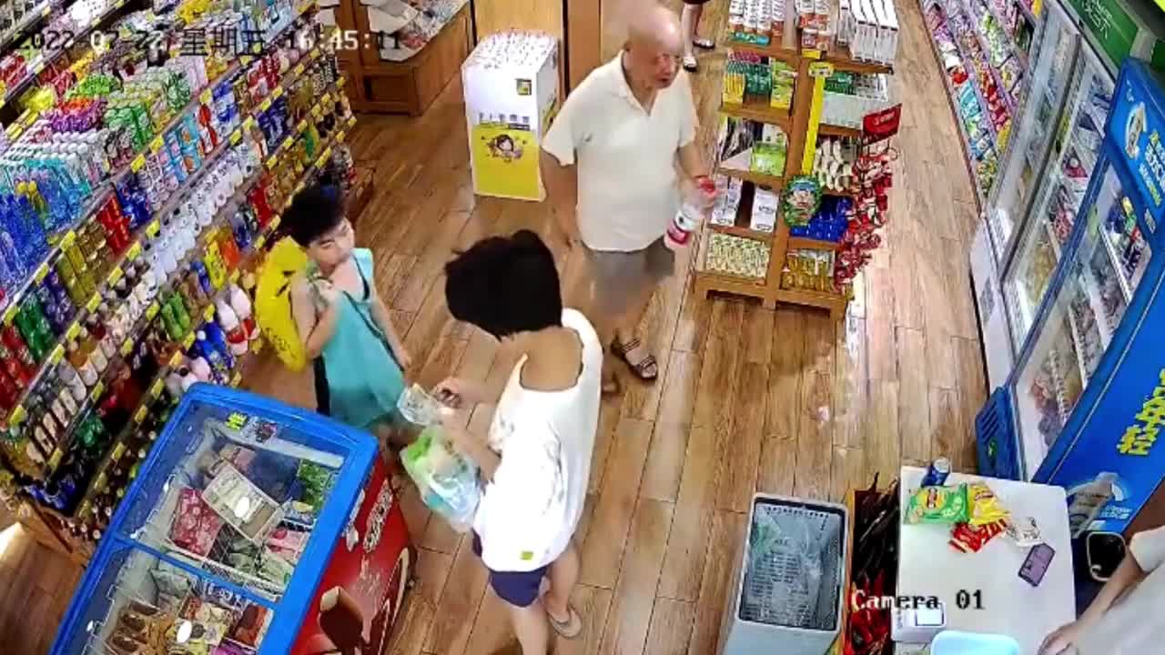 Video - Clip: Người đàn ông thản nhiên trộm điện thoại trước mặt nữ nhân viên