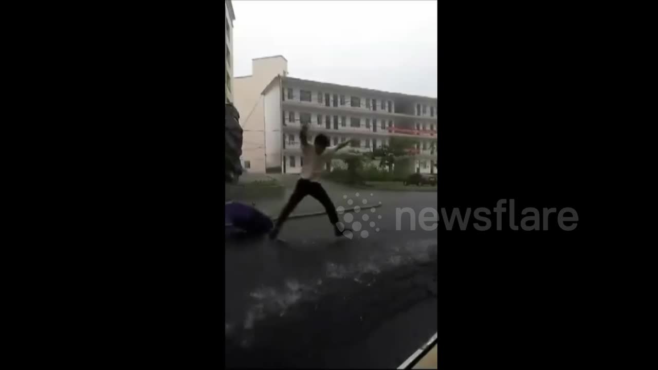Video - Clip: Nhảy nhót dưới mưa, nam thanh niên suýt bị sét đánh trúng