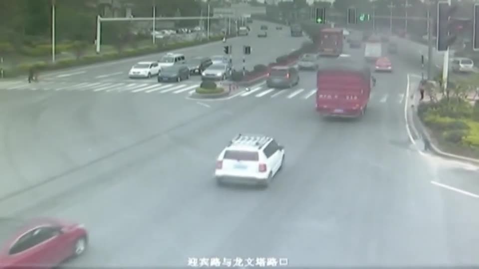 Video - Clip: Bị 2 ô tô đâm trúng khi chạy qua đường, cô gái sống sót khó tin